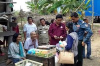 ប្រជាពលរដ្ឋមួយគ្រួសារកូនពិការភ្នែកនិងឪពុកក៏ពិការភ្នែកបានទទូលអំណោយពីសាខាកាកបាទក្រហមកម្ពុជា