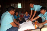 មិត្តជួយមិត្ត បាននាំយកអំណោយទៅជួយលោកយាយប៉ាលអឿនដែលកំពង់មានជំងឺ