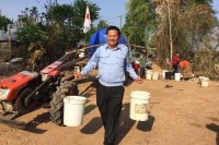 ឯកឧត្ដម លី សារី ប្រធានសាខាកាកបាទក្រហមខេត្ត ចុះទៅចែកទឹកជូនប្រជាពលរដ្ឋដែលខ្វះខាតទឹក