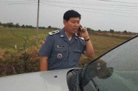 មន្ត្រីគយដាក់ប៉ុស្តីតាមដងផ្លូវជាតិលេខ៥បើករថយន្តដេញឡានតាក់ស៊ីផ្អើលពេញក្រុងប៉ោយប៉ែត បន្ទាយមានជ័យ