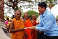 ឯកឧត្ដម សួន បវរ នឹងក្រុមការងារបានចុះពិនិតមើលការរដ្ឋានជីកស្រះមួយចំនួន