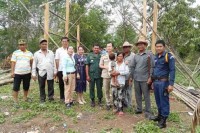 លោកអាំង គីហេង ចៅសង្កាត់ ប៉ោយប៉ែត នឹងក្រុមការងារចុះជួយសង្កាត់