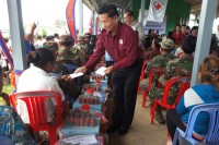 លោកជំទាវ ម៉ែន នារីសោភ័គ អគ្គលេខាធិការរងទី១ នាំយកអំណោយចែកដល់យោធិនពិការ៣១៧ តេជោភ្នំឆ័ត្រ