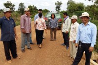 លោក វង្ស ភ័ក្រ មេឃុំអន្លង់វែងអញ្ជើញចុះទៅសម្ភោត ដាក់ឲ្យប្រើប្រាស់ផ្លូវក្រាលគ្រួសក្រហមមួយខ្សែ