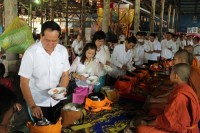 ឧត្ដមសេនីយ៍ត្រី ឱ បូរិន្ទ មេបញ្ជាការកងរាជអាវុធហត្ថខេត្ត និងក្រុមគ្រួសារ ព្រមទាំងសហការីអាវុធហត្ថបានចូលរួមកាន់បិណ្ឌវេន៣នៅវត្តស្រះរង្ស