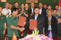 ឯកឧត្ដម សួន បវរ អភិបាលខេត្ត នឹងលោកវរៈ សេនីយ៍ឯក ង្វៀន វ៉ានដៀប បានអញ្ជើញចូលរួមកិច្ចប្រជុំ ចុះហត្ថលេខា