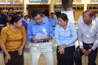សម្ដេច តេជោ នាយករដ្ថ មន្រ្តី នៃព្រះរាជជាណាចក្រកម្ពុជា បានអញ្ជើញចុះ សួរសុខទុក្ខ ពិនិត្យ វិទ្យាល័យ សេរីសោភ័ណ