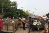 ក្រុមអូសរទេស រាប់រយគ្រឿងនាំ គ្នាបិតផ្លូវ ត៏វ៉ារឿងគយ ថៃទៀថ្លៃលុយពេក