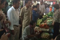 ឯកឩត្ត ចាន់ ចេស្តា អភិបាលខេត្តកំពត បានអញ្ជើញ ចុះសួរសុខទុក្ខ និងសំណេះ សំណាលជាមួយ បងប្អូនអាជិវ កផ្សាកំពត