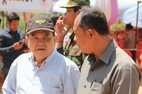 ឩត្ដមសេនិយ៍ត្រី ឩកញ៉ា ហង្ស ស៊ីផាបានជួយ ឩបត្ថម្ភថ វិការផ្ទាល់ ខ្លួនចំនួន ១០០០$
