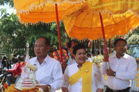 ឯកឧត្តម អ៊ុំ រាត្រី អភិបាលខេត្ត និងលោកជំទាវ ជ័យ ណារី បានអញ្ជើញ ចូលរួមក្បួន ដង្ហែរយ៉ាង អធិកអធម នៃការរៀប ចំប្រារព្វពិធី បុណ្យវិសាខបូជា