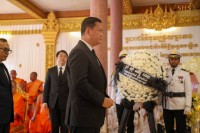 សម្ដេចមហាបវរធិបតី ហ៊ុន ម៉ាណែត អញ្ជើញដាក់កម្រងផ្កាគោរពវិញ្ញាណក្ខន្ធ សម្តេចព្រះអគ្គមហាសង្ឃរាជាធិបតីកិត្តិឧទ្ទេសបណ្ឌិត ទេព វង្ស សម្ដេចព្រះមហាសង្ឃរាជ នៃព្រះរាជាណាចក្រកម្ពុជា