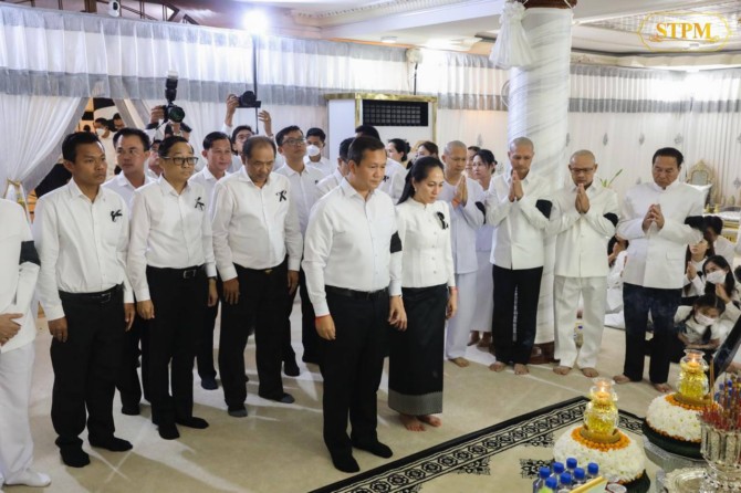 សម្តេច​មហា​បវរ​ធិបតី ហ៊ុន ម៉ា​ណែ​ត និង​លោកជំទាវ​បណ្ឌិត អញ្ជើញ​គោរព​វិញ្ញាណក្ខន្ធ​សព​ភរិយា​នាយ​ឧត្តមសេនីយ៍ ម៉ឹង សំផន