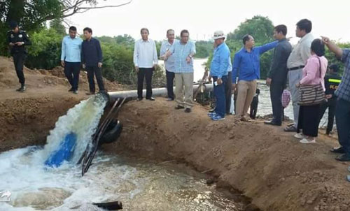 ឯកឧត្ដមឧ​ប កែ គឹម យ៉ាន នឹង​ឯ​ឧត្ដម សួន បវរ អភិបាល នៃ​គ​ណៈអភិបាលខេត្ត​បាន​ដឹក​នាំ​កម្លាំង​ចុះ​បូមទឹក​ជូន​ប្រជាពលរដ្ឋ​