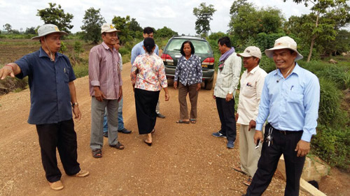 ​លោក វង្ស ភ័​ក្រ មេឃុំ​អន្លង់វែង​អញ្ជើញ​ចុះ​ទៅ​សម្ភោ​ត ដាក់ឲ្យ​ប្រើប្រាស់​ផ្លូវក្រាល​គ្រួស​ក្រហម​មួយ​ខ្សែ​