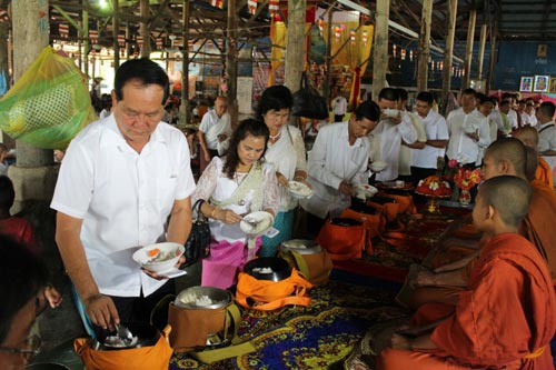 ឧត្ដមសេនីយ៍ត្រី ឱ បូ​រិន្ទ មេបញ្ជាការ​កងរាជអាវុធហត្ថ​ខេត្ត និង​ក្រុមគ្រួសារ ព្រមទាំង​សហការី​អាវុធហត្ថ​បាន​ចូលរួម​កាន់បិណ្ឌ​វេន​៣​នៅ​វត្ត​ស្រះរ​ង្ស​