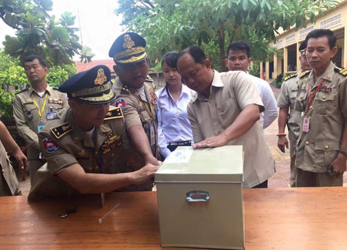 ​ឯកឧត្ដម អ៊ុំ រាត្រី អភិបាលរង​ខេត្ត​បាន​អញ្ចើញ​មកបើ​កហិប​វិញ្ញាសារ​ប្រឡង​