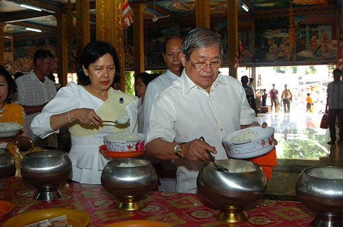 ឯកឧត្តម ខៀវ កាញារីទ្ធ រដ្ឋមន្រ្តីក្រសួង ព័ត៌មាន និងលោកជំទាវ